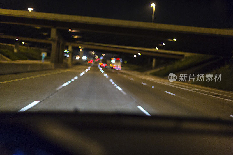 摘要:夜间高速公路交通桥梁、信号灯和道路标志