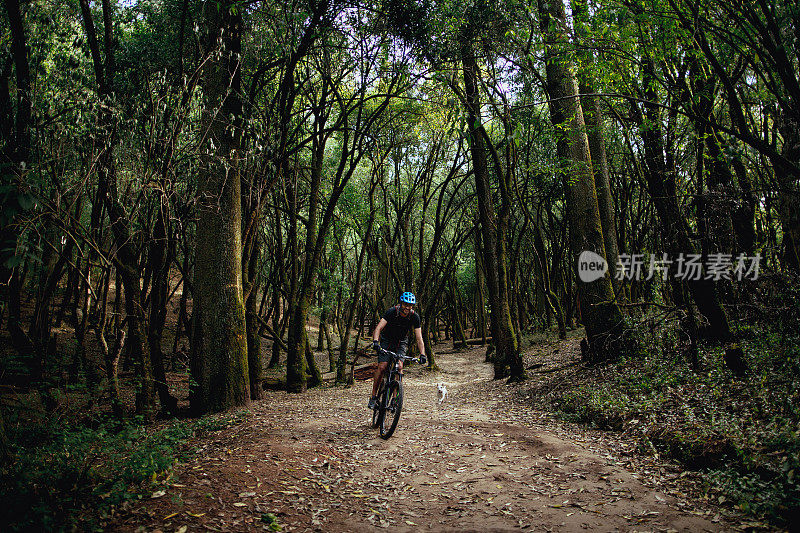 在森林里骑自行车的拉丁人