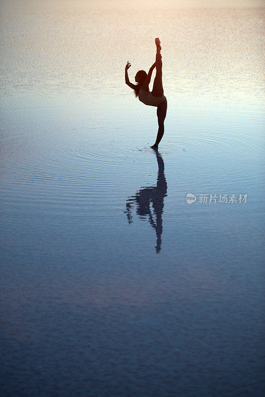 年轻的芭蕾舞演员在盐湖上跳舞