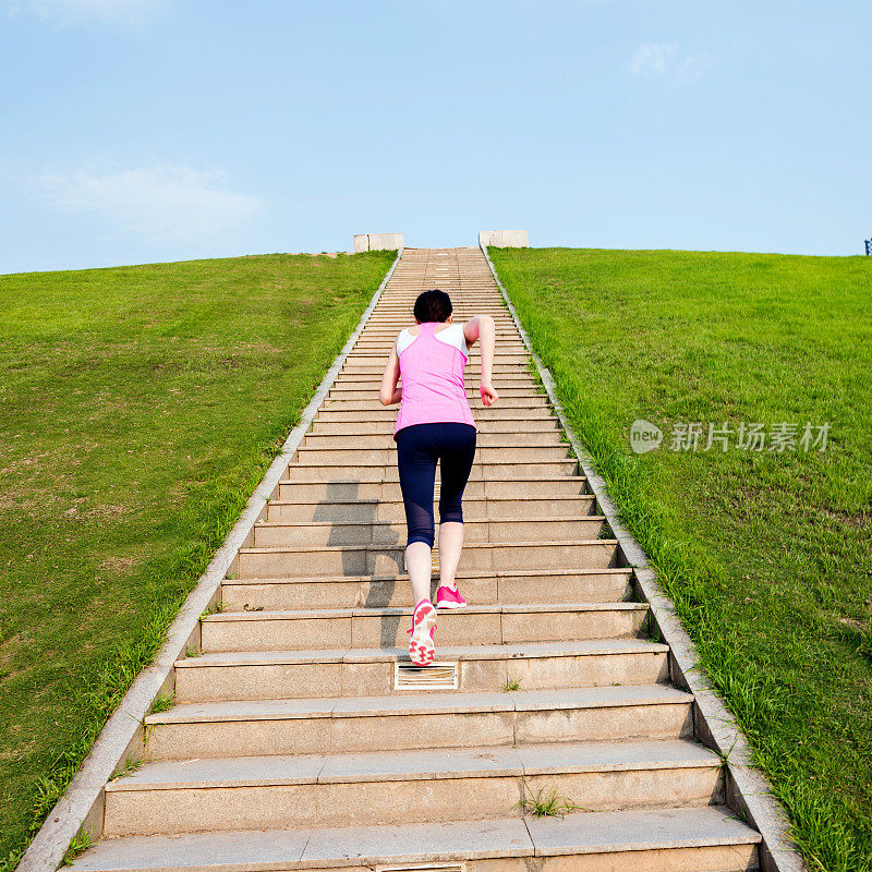 年轻女子在石阶前奔跑