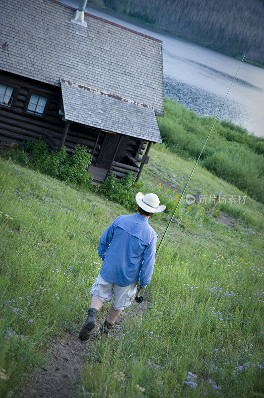 飞渔夫和荒野中的小屋步行到湖边