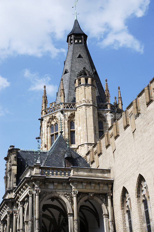 古老的科隆市政厅塔和蓝天