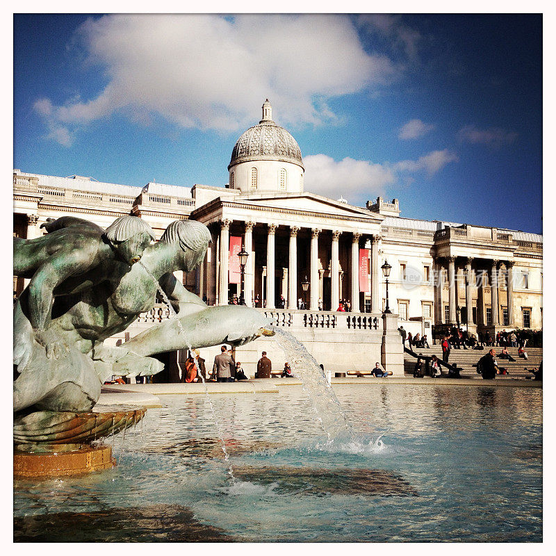 伦敦特拉法加广场上的国家美术馆