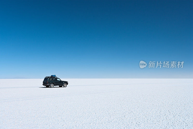 在玻利维亚高原乌尤尼盐湖的四驱车