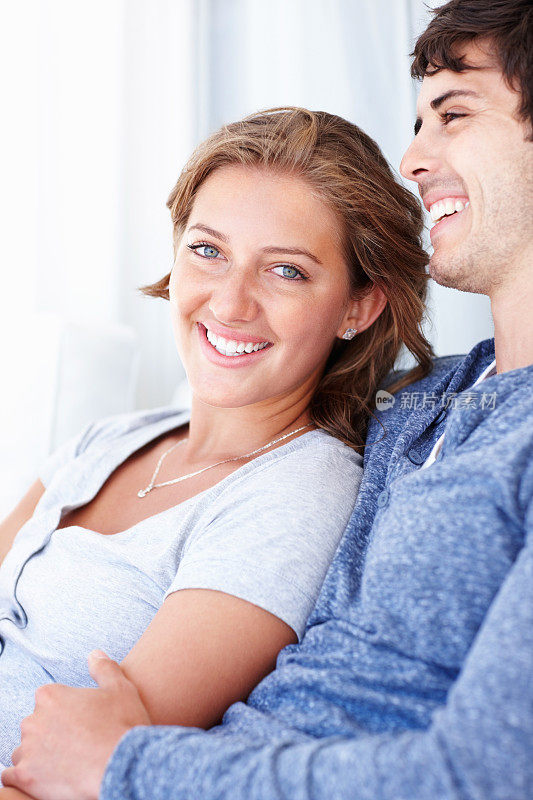 一对幸福的年轻夫妇在沙发上