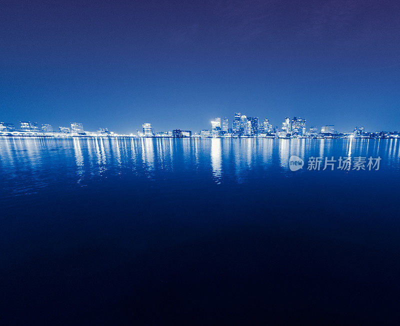 从南部港口看波士顿的夜景