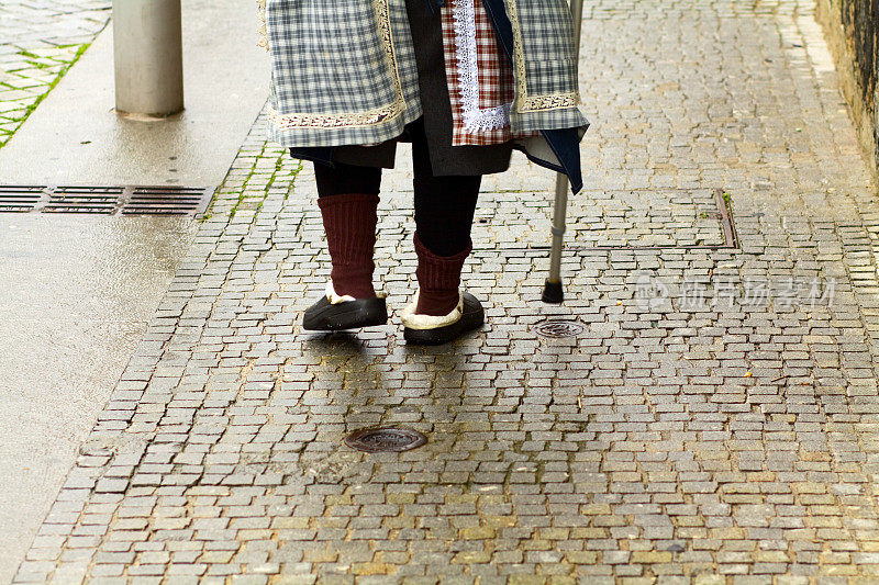 又老又穷又病的女人拄着拐杖走路
