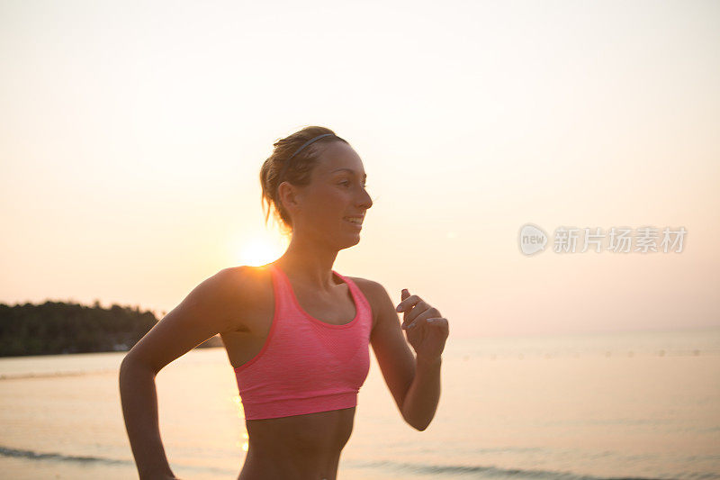 在海滩上跑步的快乐女人