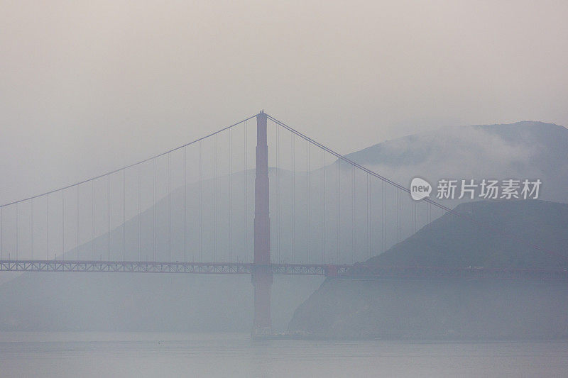 旧金山:金门大桥在浓雾中