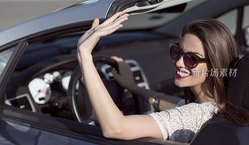美丽微笑的女人开着车