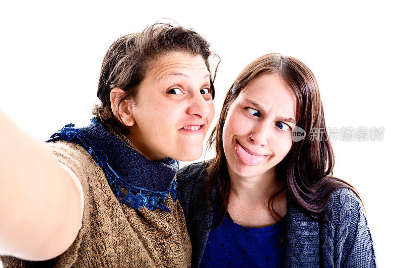 两个年轻女子在傻傻的自拍中扮鬼脸