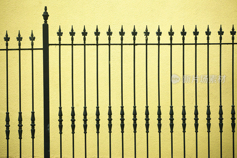 铸铁栏杆和黄色墙壁