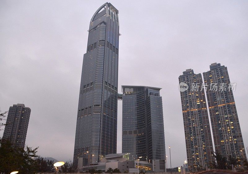 四座现代化的摩天大楼映衬着阴天