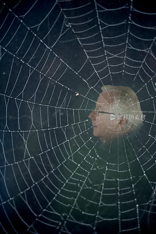 男人被困在一张黑色的蜘蛛网里