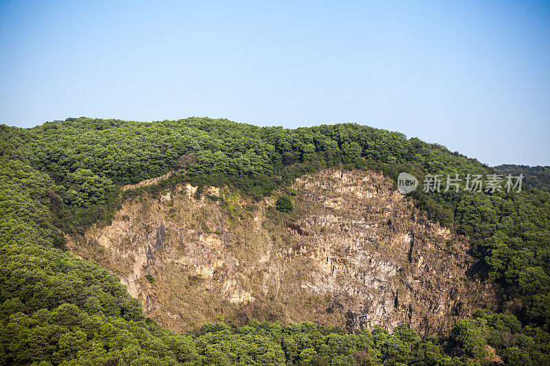 山上的大洞