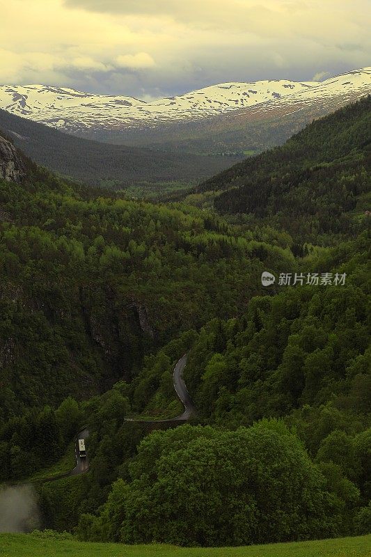 挪威，斯坎迪纳维亚，纳罗伊达伦山谷，一辆巴士沿着发夹曲线行驶