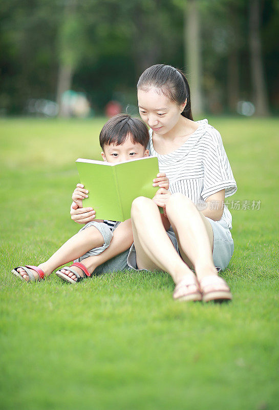 图书馆里的女人和儿子