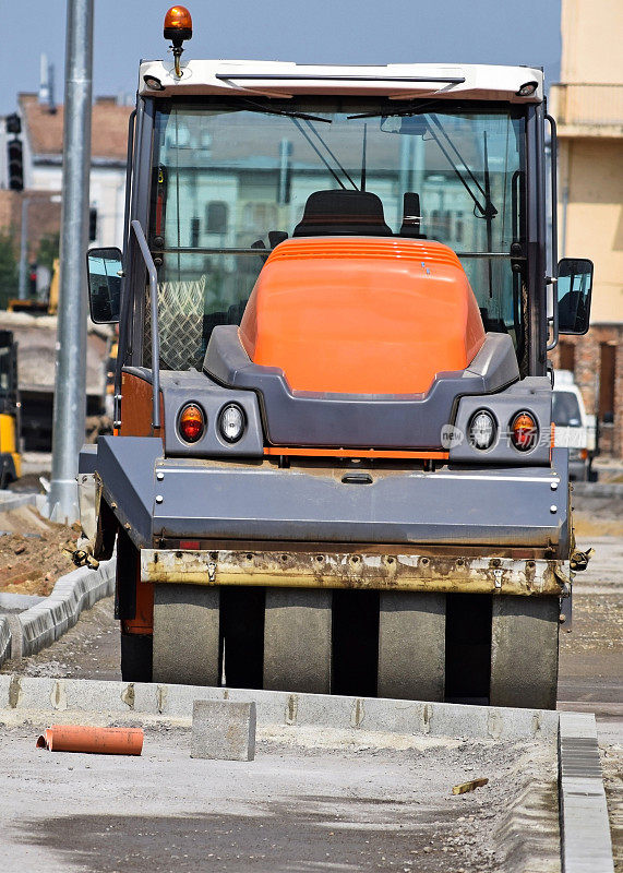 压路机在进行道路建设