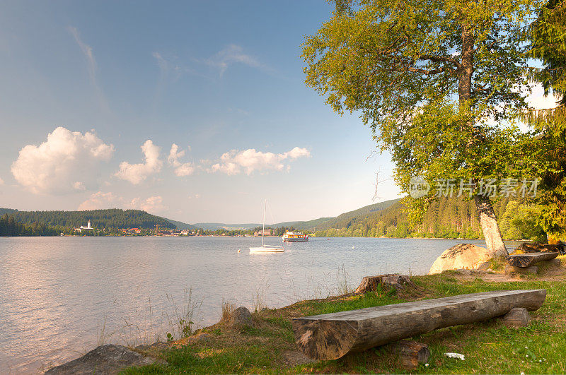 德国:Titisee湖有板凳