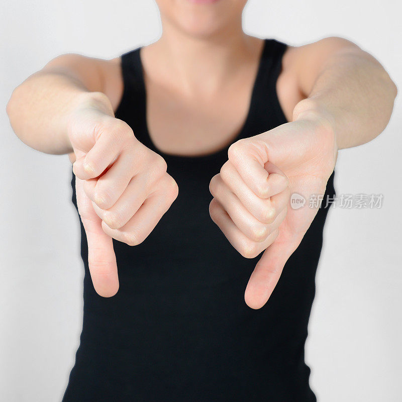 一个年轻女人的特写显示拇指向下