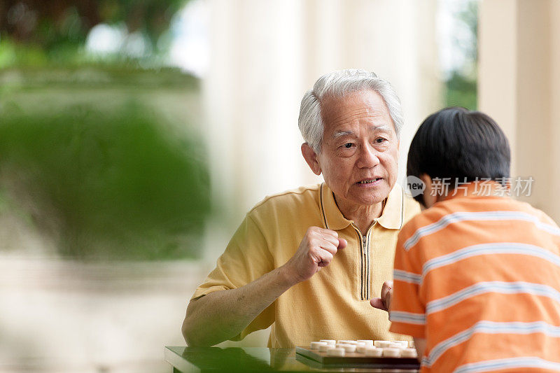 爷爷和孙子在玩象棋