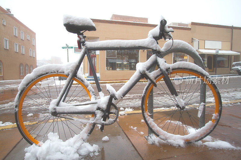 圣塔菲，NM冬天:市中心的商店有自行车，雪，雾