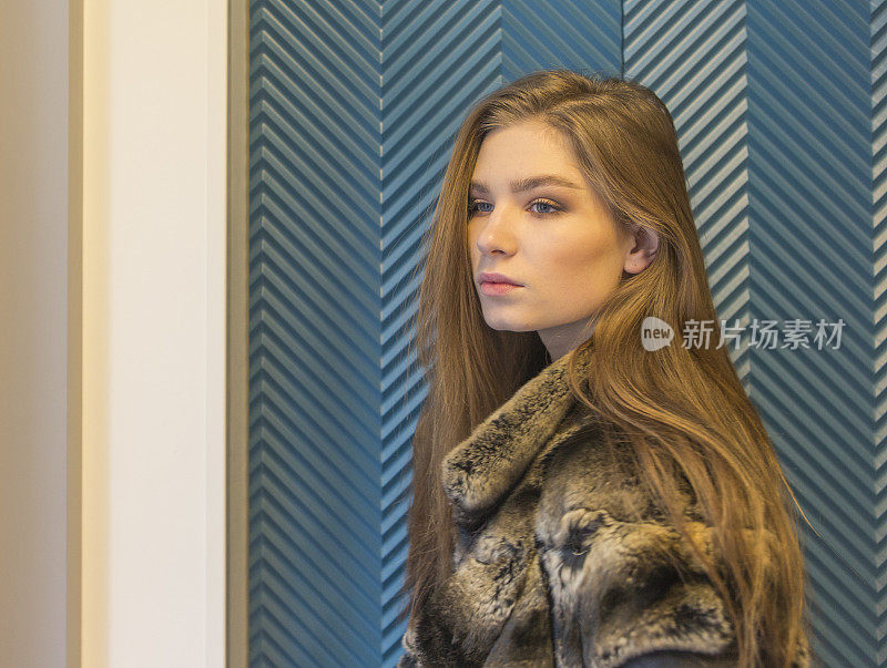 年轻的乌克兰女孩模特在利沃夫乌克兰看一边