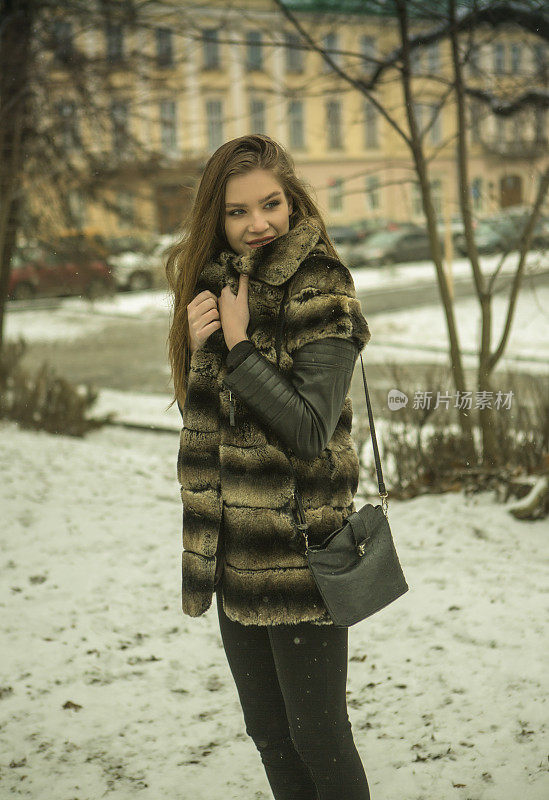 年轻的乌克兰女孩模特站在乌克兰利沃夫公园