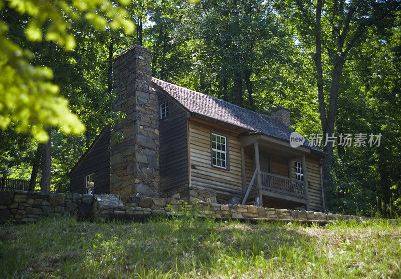 维吉尼亚中部森林里的老风化木屋