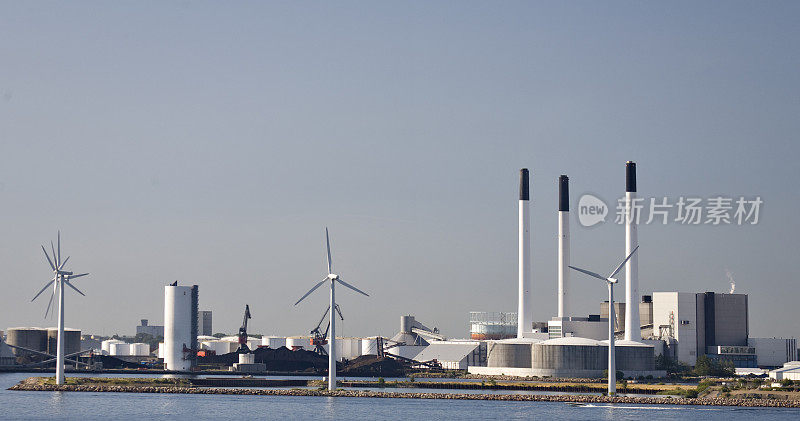 哥本哈根附近的可再生能源风车和发电厂