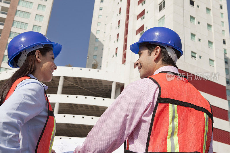 建筑工地的建筑师和同事