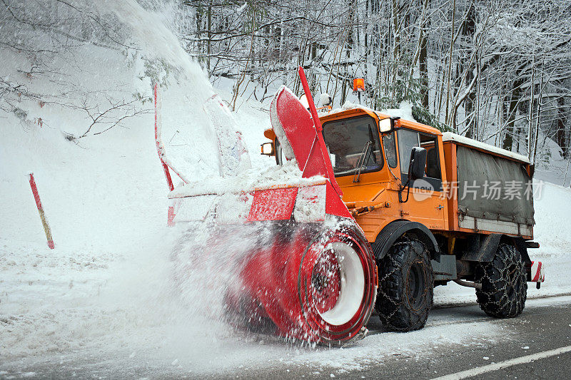 欧洲斯洛文尼亚的红色扫雪车