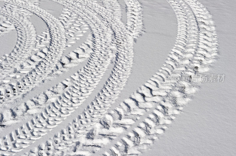 轮胎在雪地里打转