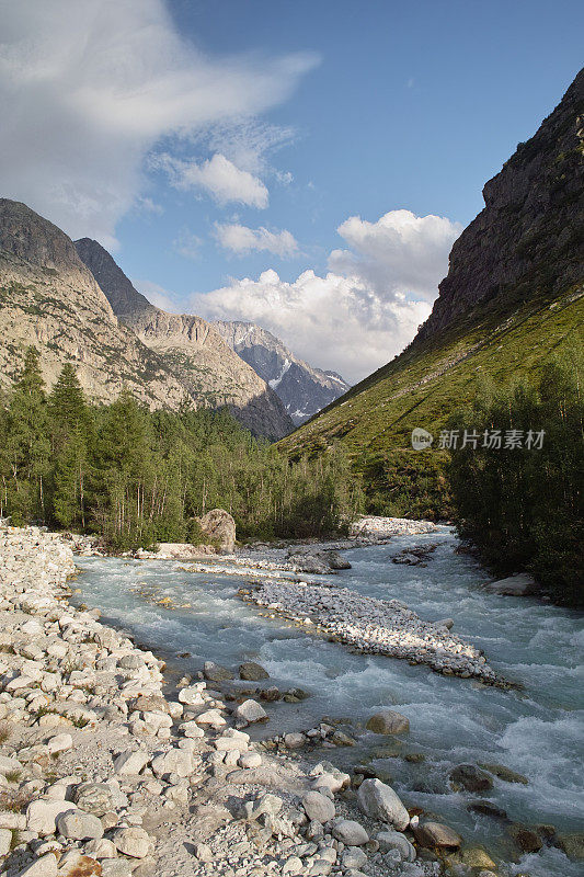 阿尔卑斯山谷，有湍急的河流