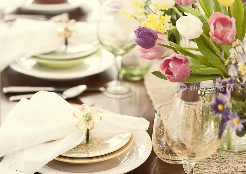 复活节餐桌，郁金香花束和可爱的摆设
