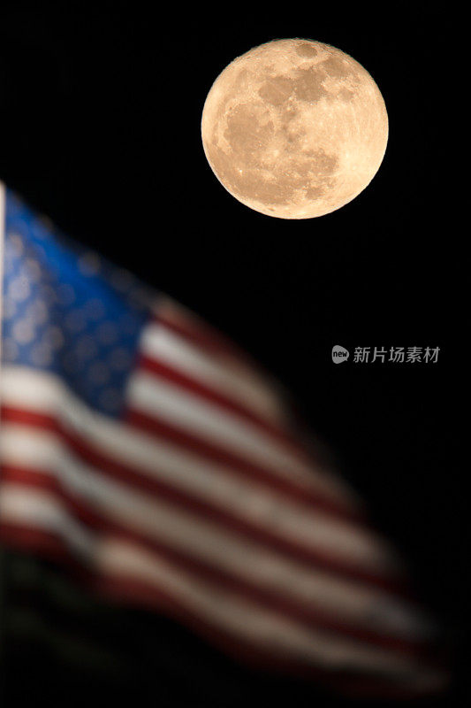 晚上的满月和美国国旗。