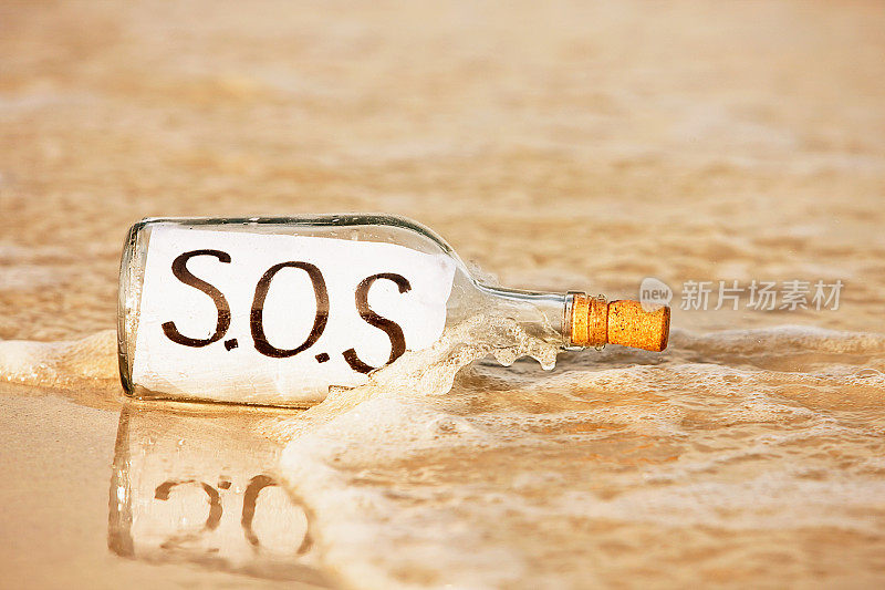 漂流者迫切需要帮助，所以用瓶子发送SOS信息
