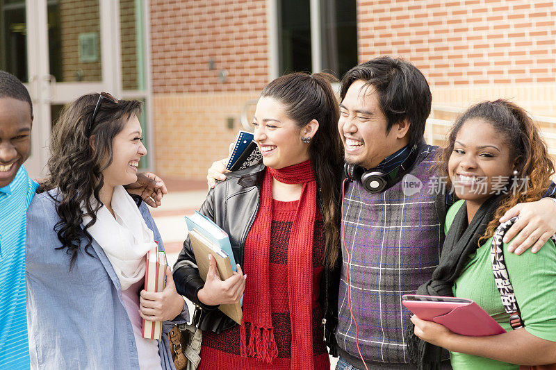 教育背景:多民族的大学朋友会在上课前出去玩。