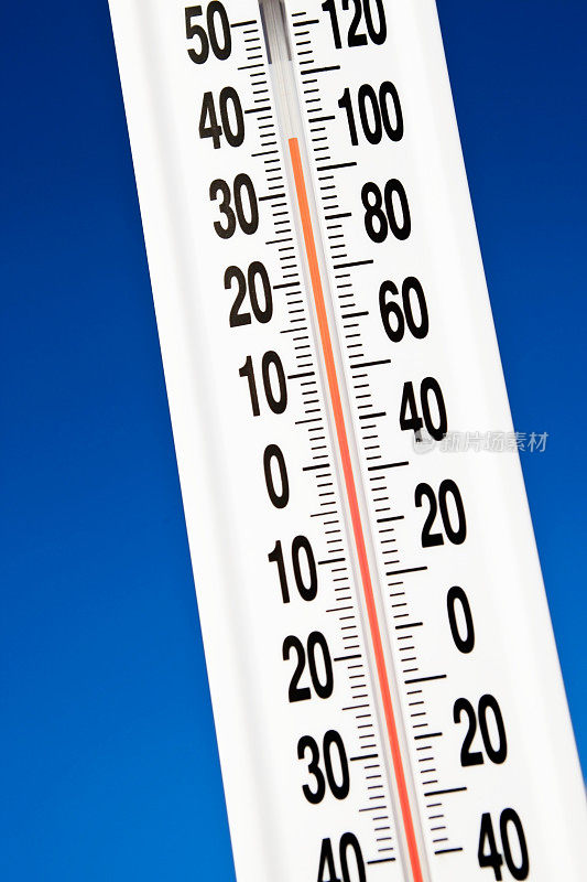 户外温度计对蓝天的温度为98度