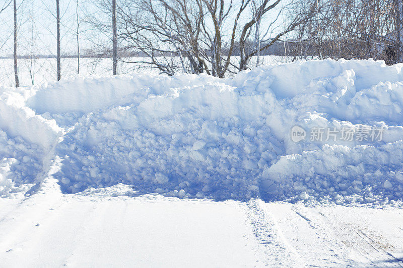 暴风雪后的一堆犁过的雪