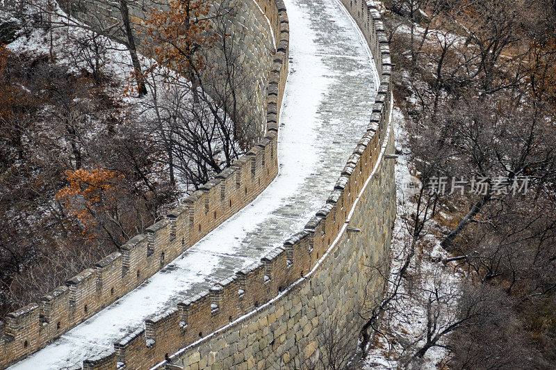 中国的长城覆盖着小雪