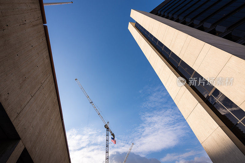 蓝天下的建筑起重机