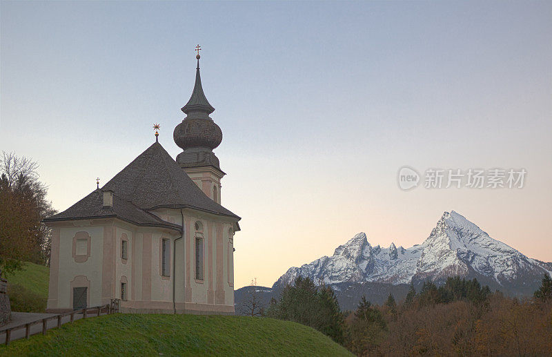 玛丽亚·根教堂在阿尔卑斯山的早晨