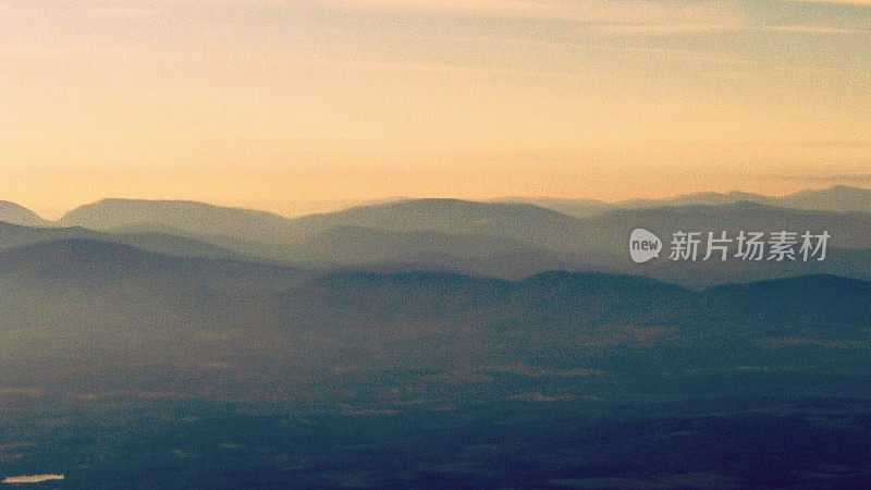 宁静的卡茨基尔山粉彩航拍照片