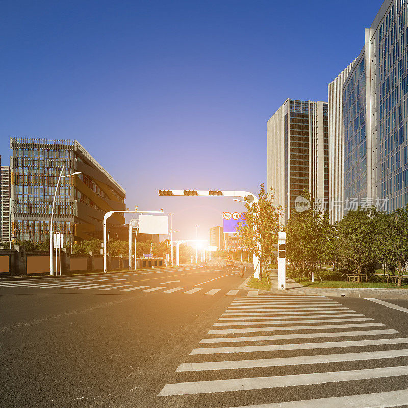 现代化的城市道路和建筑