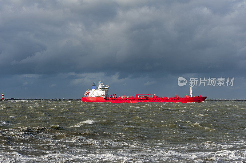 在暴风雨中，一艘红色的船在波涛汹涌的海上行驶
