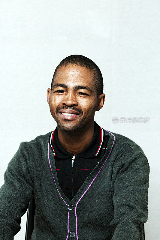 摆姿势的肖像照片，一个黑人男性微笑