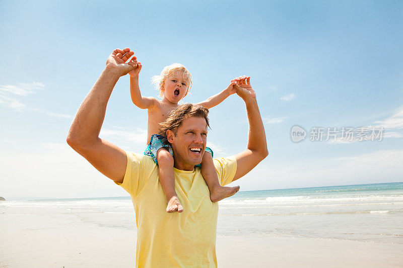 愉快的父亲和他的小儿子在海滩上