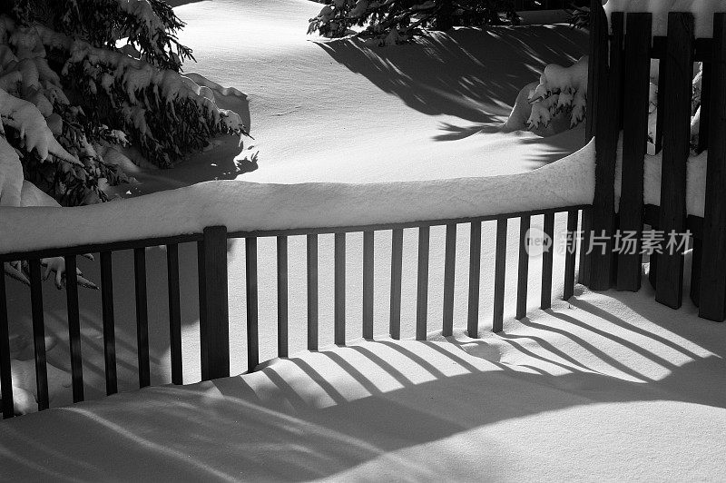 雪上篱笆的影子