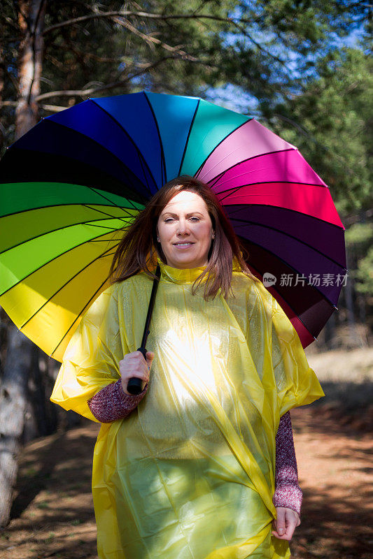 一个年轻女子走在森林里